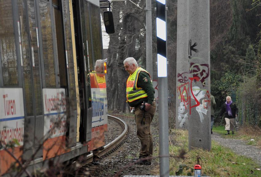 Kind unter Strassenbahn Koeln Porz Steinstr 11.JPG